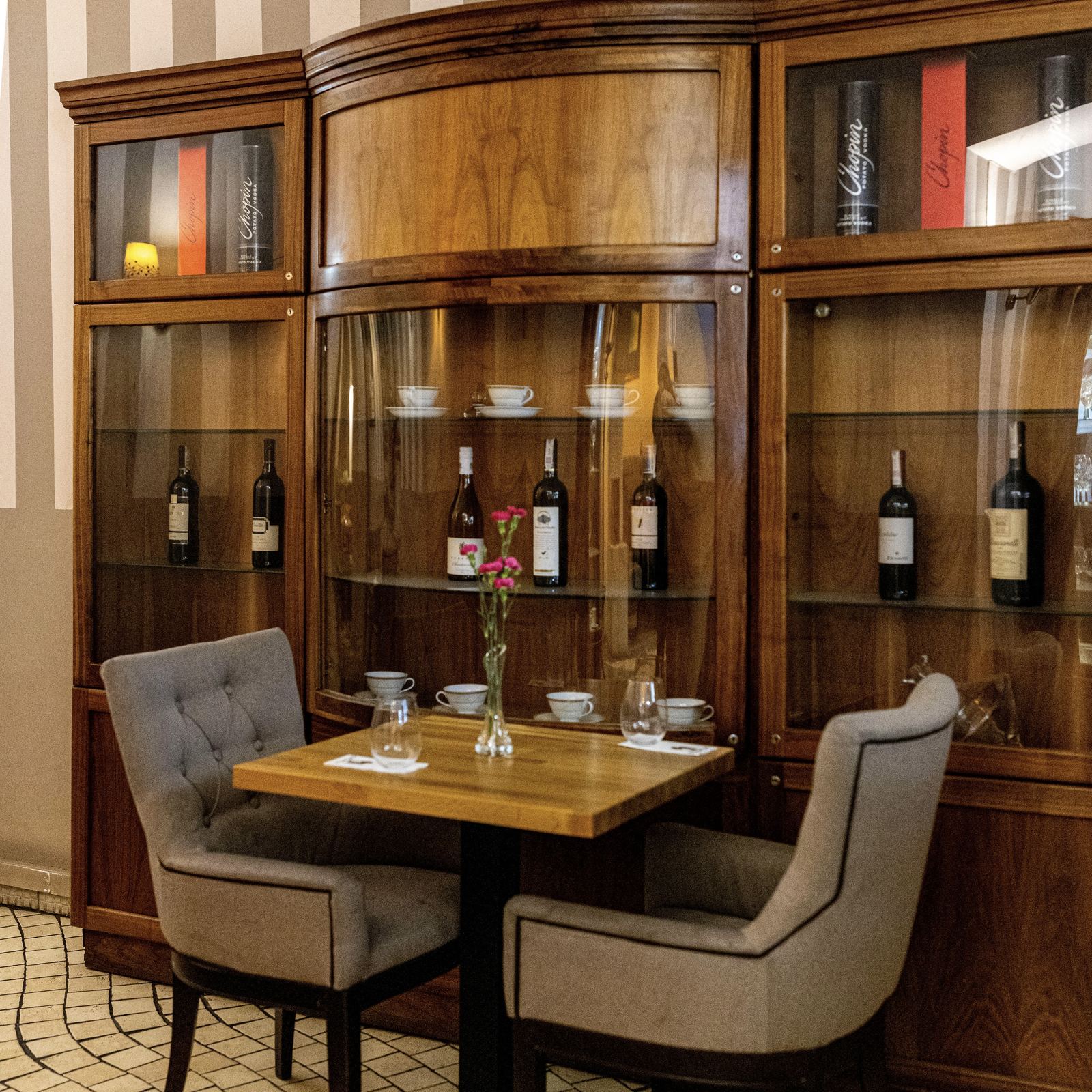 Wine cabinet